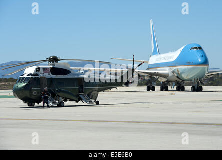 23. Juli 2014 - Los Angeles, Kalifornien, US - Marine One---Marine One auf dem Rollfeld in LAX auf Mittwoch, 23. Juli 2014, als Air Force One mit Präsident Barack Obama, Taxis einrastet.  Sikorskys SH-3 Sea King Hubschrauber war im Einsatz durch die US Marine Corps HMX-1 Staffel als die erste Wahl für Marine One seit nicht lange, nachdem es von der US Navy im Jahr 1961 in Betrieb genommen wurde.  Das vertraute metallische grün mit weißen Top Meerkönigs transportiert, zusammen mit der presidential Limousine und anderen Großgeräten über eine Reihe von mehreren Boeing c-17 Globemaster Transportflugzeuge von Betrieben der Stockfoto