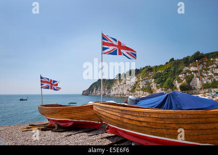 Angelboote/Fischerboote am Strand von Bier, South Devon, UK. Stockfoto