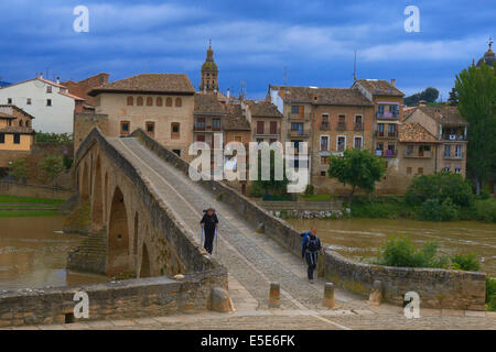 Puente la Reina, Gares, Pilger, mittelalterliche Brücke, Fluss Arga, Jakobsweg, Pilgerweg, Way of St. James, Navarra, Spanien Stockfoto