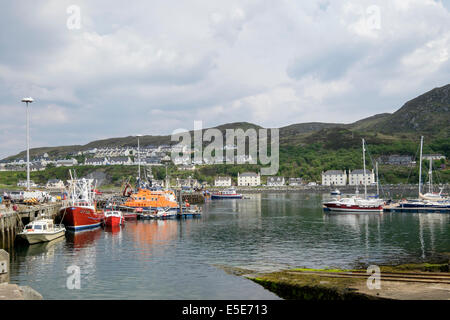 Boote und RNLI-Rettungsboot vertäut im Hafen an der schottischen Westküste. Mallaig, Highland, Schottland, Großbritannien Stockfoto