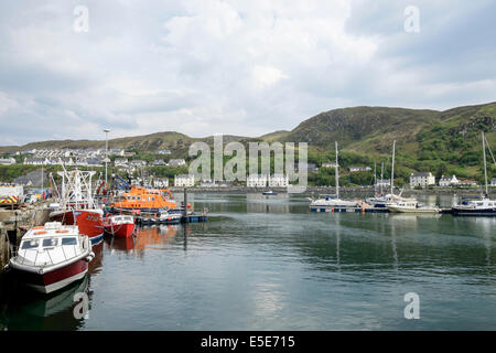 Boote und RNLI-Rettungsboot vertäut im Fischerhafen an der schottischen Westküste. Mallaig, Highland, Schottland, Großbritannien Stockfoto
