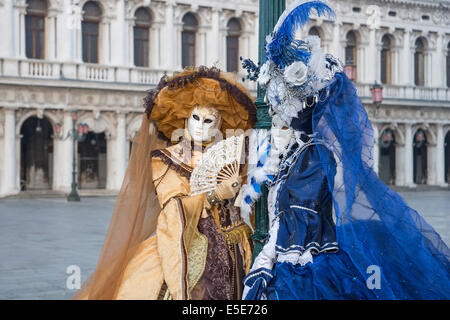 Gold und blau Renaissance kostümierten Damen in den Markusplatz während des Karnevals in Venedig. Stockfoto