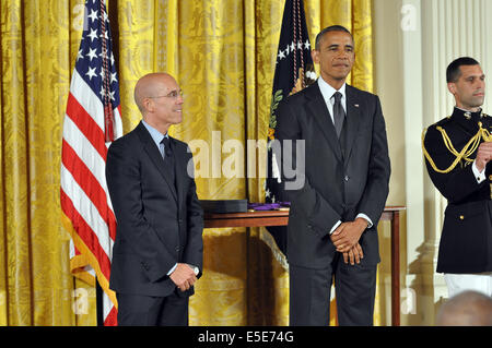 Washington, Dc, USA. 28. Juli 2014. Direktor und CEO von Dreamworks, JEFFREY KATZENBERG, erhält die National Medal of Arts von Präsident Barack Obama während einer Zeremonie im East Room des weißen Hauses. Die National Medal of Arts ist die höchste Auszeichnung für Künstler und Kunst Gönner von der Bundesregierung. Es wird durch den Präsidenten an Einzelpersonen oder Gruppen, die besondere Anerkennung verdient durch Gründe für ihre herausragenden Beiträge zur Exzellenz, Wachstum, Unterstützung und Verfügbarkeit der Künste in den Vereinigten Staaten verliehen. Bildnachweis: Tina Fultz/ZUMA Draht/Alamy Live-Nachrichten Stockfoto