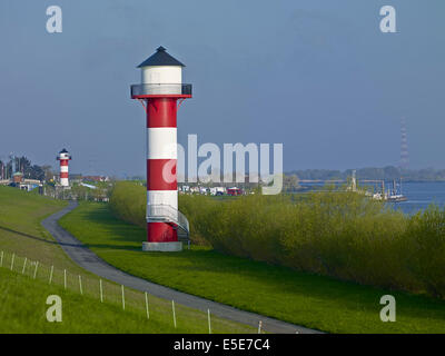 Leuchtturm auf dem Deich in Luehe, Deutschland Stockfoto