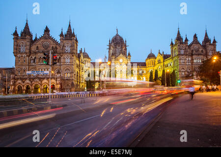 Der Chhatrapati Shivaji Terminus, ehemals Victoria Terminus im Feierabendverkehr, Zentrum von Mumbai, Indien Stockfoto