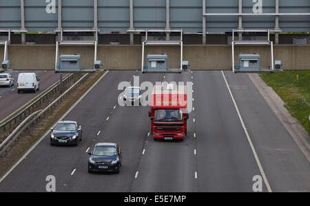 GATSO Blitzer auf allen Bahnen der M! Autobahn an der Füllstelle in einer variablen Geschwindigkeitsbegrenzung Stockfoto