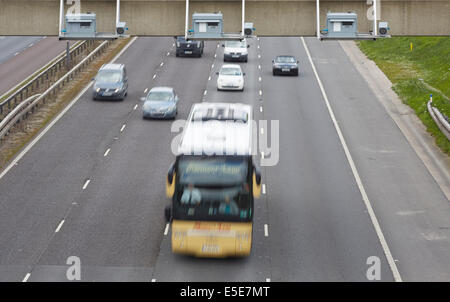 GATSO Blitzer auf alle Fahrspuren der Autobahn M1 an der Füllstelle in einer variablen Geschwindigkeitsbegrenzung Stockfoto