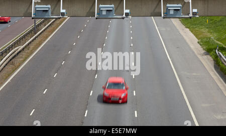 GATSO Blitzer auf alle Fahrspuren der Autobahn M1 an der Füllstelle in einer variablen Geschwindigkeitsbegrenzung Stockfoto