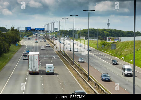 GATSO Blitzer auf alle Fahrspuren der Autobahn M1 an der Füllstelle in einer variablen Geschwindigkeitsbegrenzung Stockfoto