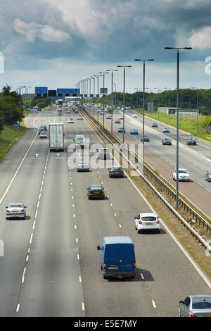 GATSO Blitzer auf alle Fahrspuren der Autobahn M1 an der Füllstelle in einer variablen Geschwindigkeitsbegrenzung Stockfoto