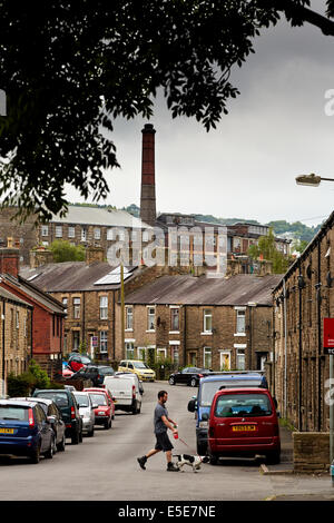 Neue Mühlen Derbyshire UK Ansicht der Städte berühmten süßen Fabrik beherbergt Swizzles Matlow überragt die beiden auf zwei Häuser Stockfoto