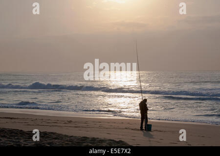 DURBAN, Südafrika - 23. Juli 2014: Am frühen Morgen Fischer fischt auf Blue Lagoon Beach in Durban, Südafrika Stockfoto