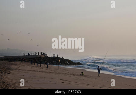 DURBAN, Südafrika - 23. Juli 2014: Viele am frühen Morgen Fischer fischen auf Blue Lagoon Beach in Durban, Südafrika Stockfoto