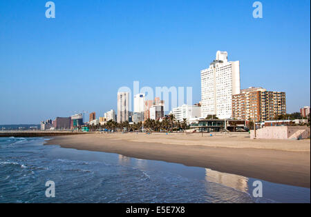 DURBAN, Südafrika - 23. Juli 2014: früh am Morgen auf leeren Meer und Strand gegen die Skyline der Stadt in Durban, Südafrika Stockfoto