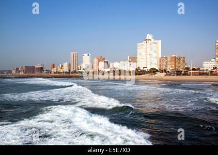 DURBAN, Südafrika - 23. Juli 2014: früh am Morgen auf leeren Meer und Strand gegen die Skyline der Stadt in Durban, Südafrika Stockfoto