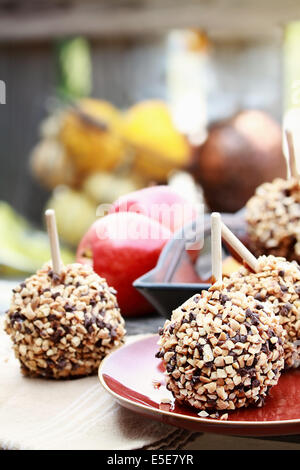 Äpfel, eingetaucht in Karamell Stockfoto