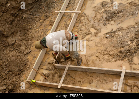 Arbeiter Hämmer Rahmen für die Gründung eines Wohnhauses in der Berkshires in Massachusetts. Stockfoto