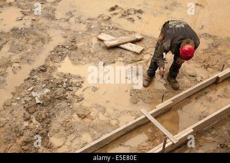 Arbeiter Hämmer Rahmen für die Gründung eines Wohnhauses in der Berkshires in Massachusetts. Stockfoto