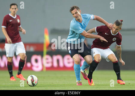 Prag, Tschechische Republik. 29. Juli 2014. Markus Rosenberg von Malmö (Mitte) und Lukas Vacha von Sparta (rechts) sind im Bild während der UEFA Champions League 3. Qualifikationsrunde Eröffnung AC Sparta Praha vs. Malmö FF, Prag, Tschechische Republik, auf Dienstag, 29. Juli 2014 übereinstimmen. © CTK/Alamy Live-Nachrichten Stockfoto