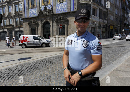 Porträt eines freundlich hilfsbereit Tourist-Polizisten in Porto Portugal Stockfoto