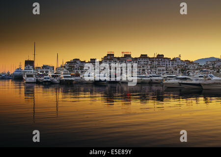 Luxus-Yachten und Motorboote vor Anker im Hafen von Puerto Banus in Marbella, Spanien. Marbella ist ein beliebtes Urlaubsziel Stockfoto