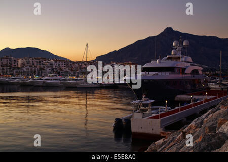 Luxus-Yachten und Motorboote vor Anker im Hafen von Puerto Banus in Marbella, Spanien. Marbella ist ein beliebtes Urlaubsziel Stockfoto