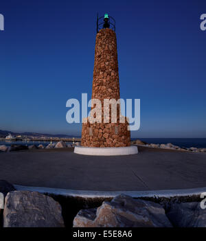 Leuchtturm am Ende der Mole in Puerto Banus in Marbella, Spanien in der Nacht. Marbella ist ein beliebtes Urlaubsziel Stockfoto