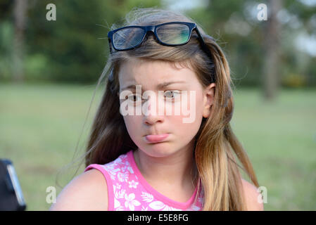 hübsche kleine blondes Mädchen macht Gesichter machen ein Selbstporträt Stockfoto