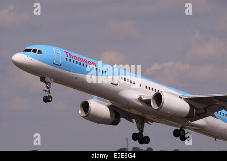 Thomson Airlines Boeing 757 Urlaub Charterfluggesellschaft ausziehen im aktuellen Farbschema Sommer 2014 Stockfoto