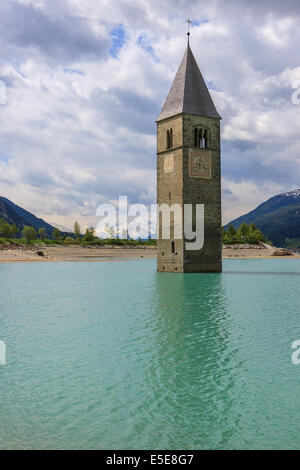 Der Turm im Reschensee, an der Grenze zwischen Italien und Österreich Stockfoto