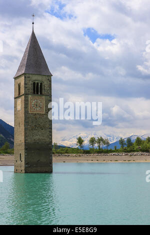 Der Turm im Reschensee, an der Grenze zwischen Italien und Österreich Stockfoto