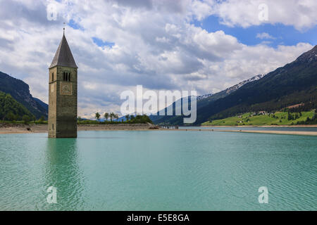 Der Turm im Reschensee, an der Grenze zwischen Italien und Österreich Stockfoto