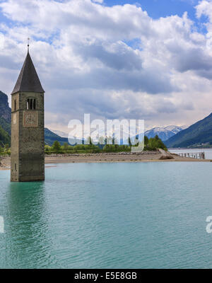 Der Turm im Reschensee, an der Grenze zwischen Italien und Österreich Stockfoto