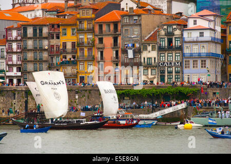 Port Wein Boote auf dem Fluss Douro in Porto, Portugal Stockfoto