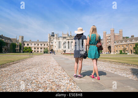 Zwei junge Frauen im Vorhof Trinity College, Cambridge, UK Stockfoto