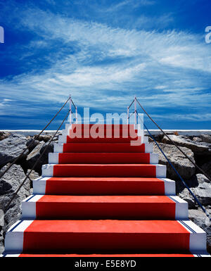 Roten Teppich Treppe zum Himmel mit Relingstützen Barrieren auf beiden Seiten Stockfoto