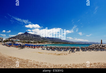 Strand in Puerto Banus, Marbella, Spanien. Marbella ist ein beliebtes Urlaubsziel an der Costa Del Sol gelegen Stockfoto