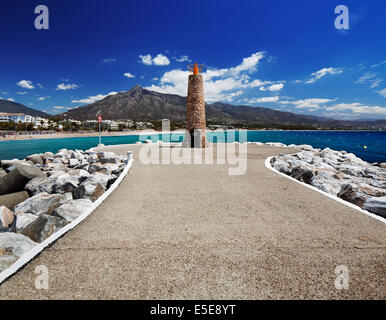 Leuchtturm am Ende der Mole in Puerto Banus in Marbella, Spanien. Marbella ist ein beliebtes Urlaubsziel Stockfoto