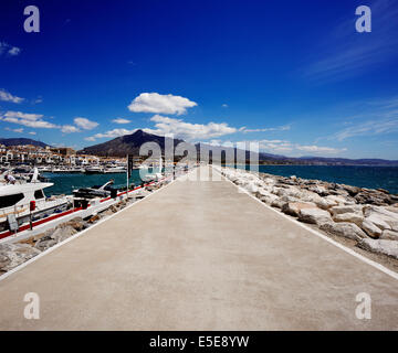 Wellenbrecher in Puerto Banus in Marbella, Spanien. Marbella ist ein beliebtes Urlaubsziel an der Costa Del Sol gelegen Stockfoto