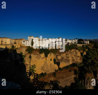 Herrliche Aussicht von der neuen Brücke von Ronda in Andalusien, Spanien am Abend Stockfoto