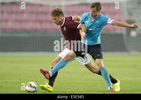 Prag, Tschechische Republik. 29. Juli 2014. Markus Rosenberg von Malmö (rechts) und Radoslav Kovac von Sparta sind abgebildet, während der UEFA Champions League 3. Qualifikationsrunde Eröffnung AC Sparta Praha vs. Malmö FF, Prag, Tschechische Republik, auf Dienstag, 29. Juli 2014 übereinstimmen. © CTK/Alamy Live-Nachrichten Stockfoto