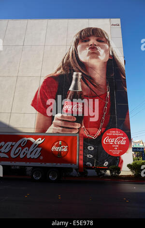 Coca Cola Werbung des CC Shop auf Las Vegasstreifen in Paradies, Nevada, USA dauert die Lieferung in einem cc livrierter LKW Stockfoto