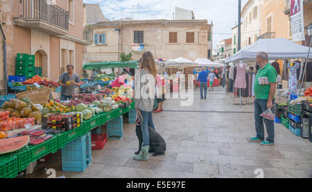 Markt und Besucher in Santanyi, Mallorca, Balearen, Spanien im Oktober. Stockfoto