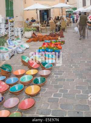 Bunte Keramik auf dem Markt von Santanyi, Mallorca, Balearen, Spanien. Stockfoto