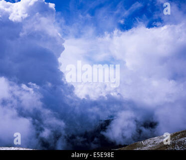 Dramatische wirbelt der Cloud Nebel und Schnee auf der Schmittenhöhe & umliegenden Bergen oberhalb von Zell am sehen Salzburgerland Österreich Stockfoto