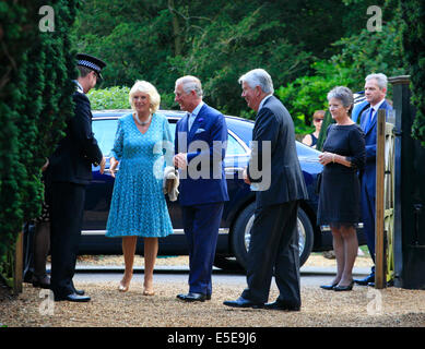 Str. Marys Kirche, alte Hunstanton Norfolk, England, UK. 29. Juli 2014. HRH The Prince Of Wales und seine königliche Hoheit die Herzogin von Cornwall kommen an Str. Marys Kirche, alte Hunstanton, eine Musik in Kirchen-Konzert in Norfolk zu besuchen. Gegründet in 1989, wurde Musik in Kirchen mit der Unterstützung des Prinzen von Wales, mit dem Ziel, Weltklasse-Musiker, Landkirchen von besonderer Schönheit und Bedeutung eingerichtet. Bildnachweis: Stuart Aylmer/Alamy Live-Nachrichten Stockfoto