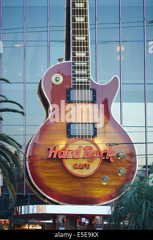 Hard Rock Cafe befindet sich auf dem Las Vegasstreifen in Paradies, Nevada, USA große Gitarre Logo an Außenseite Stockfoto
