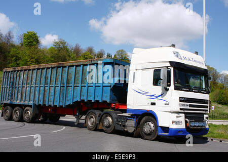 Ein Sattelschlepper Reisen rund um einen Kreisverkehr in Coulsdon, Surrey, Stockfoto
