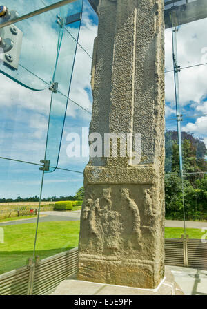 SUENO ES STEIN FORRES MORAY 6,5 M HOCH MIT EINEM KREUZ UND FLECHTARBEIT DESIGN UND ZWEI BÄRTIGE FIGUREN AN DER BASIS Stockfoto