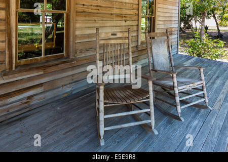 Schaukelstühle auf der Veranda bei Koreshan State Historical Site in Fort Myers Florida Stockfoto